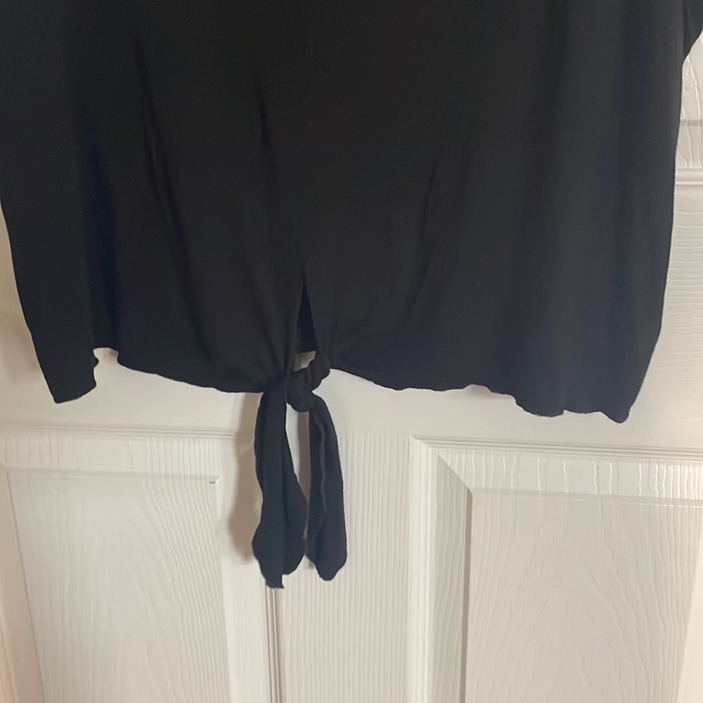 Ellen Tracy Black Knotted Top with Gold Should Buttons size XL - Picture 3 of 12